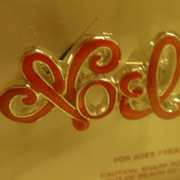 Noel Brooch - Red and Silver - Picture 2 of 6